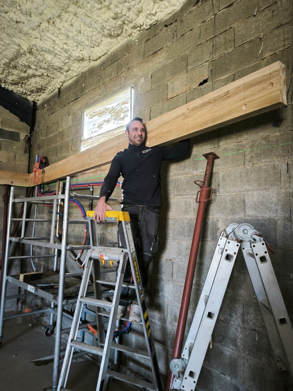 Sylvain, gérant de Doly Services, sur un chantier de rénovation