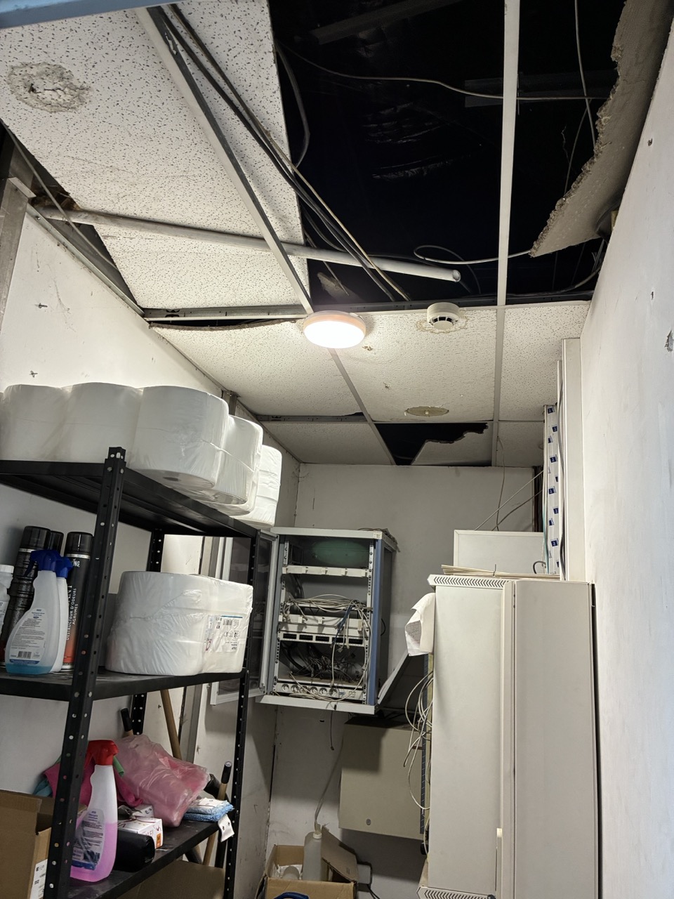 Avant : Réfection faux plafond — Local technique