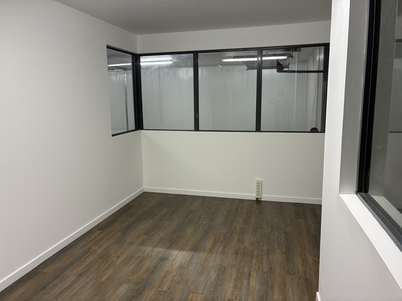 Après : Création bureau vitré — Bâtiment industriel