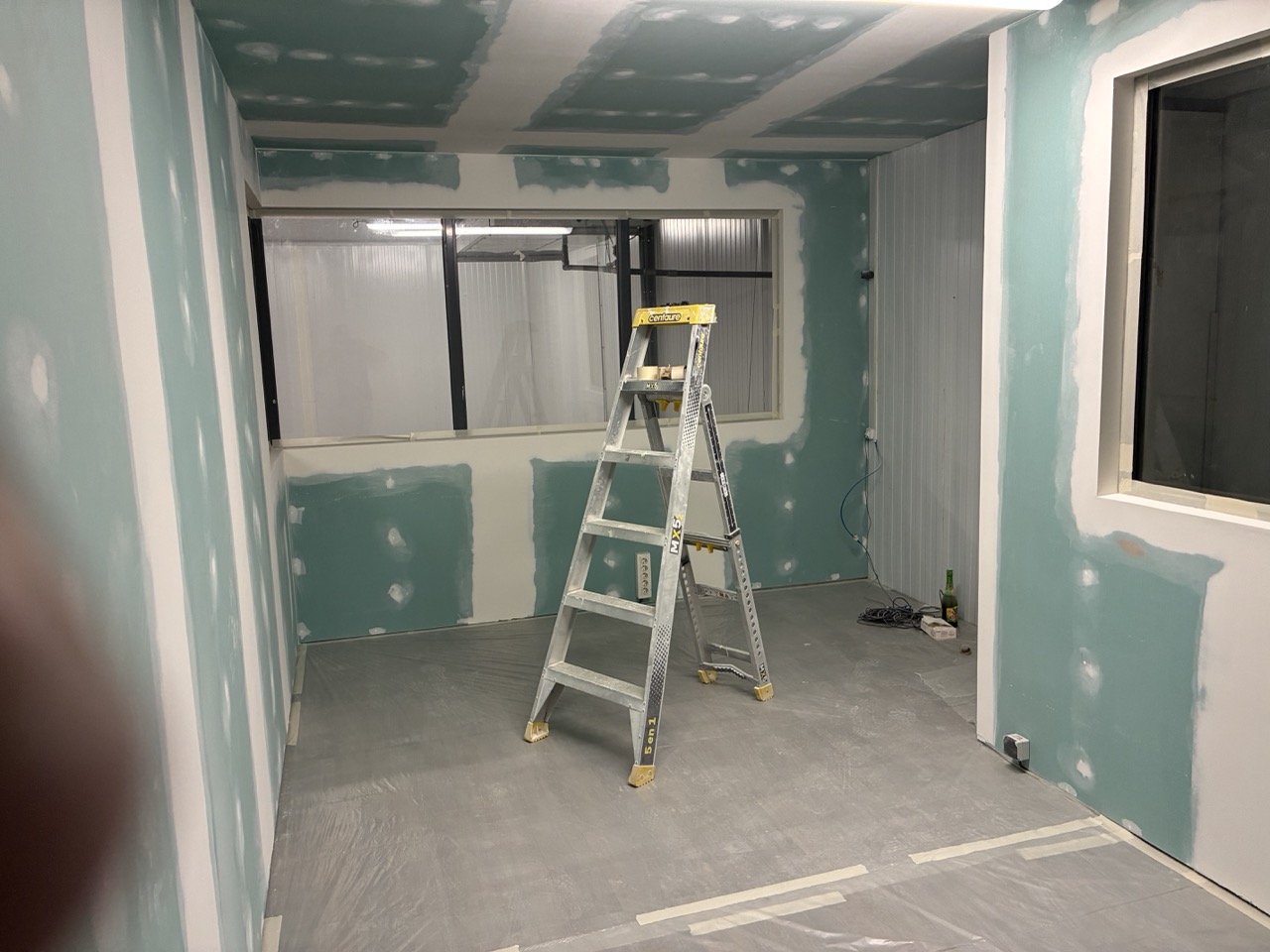 Avant : Création bureau vitré — Bâtiment industriel