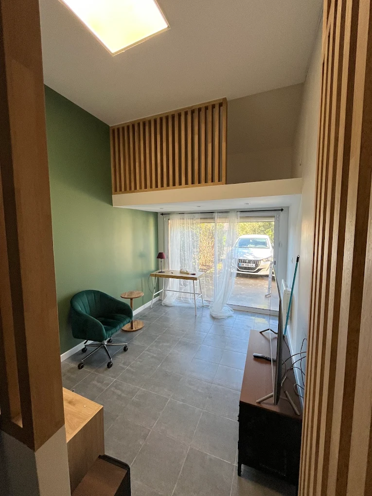 Après : Aménagement studio avec mezzanine