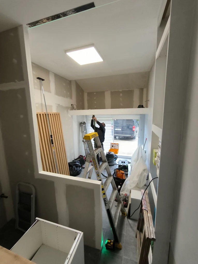 Avant : Aménagement studio avec mezzanine