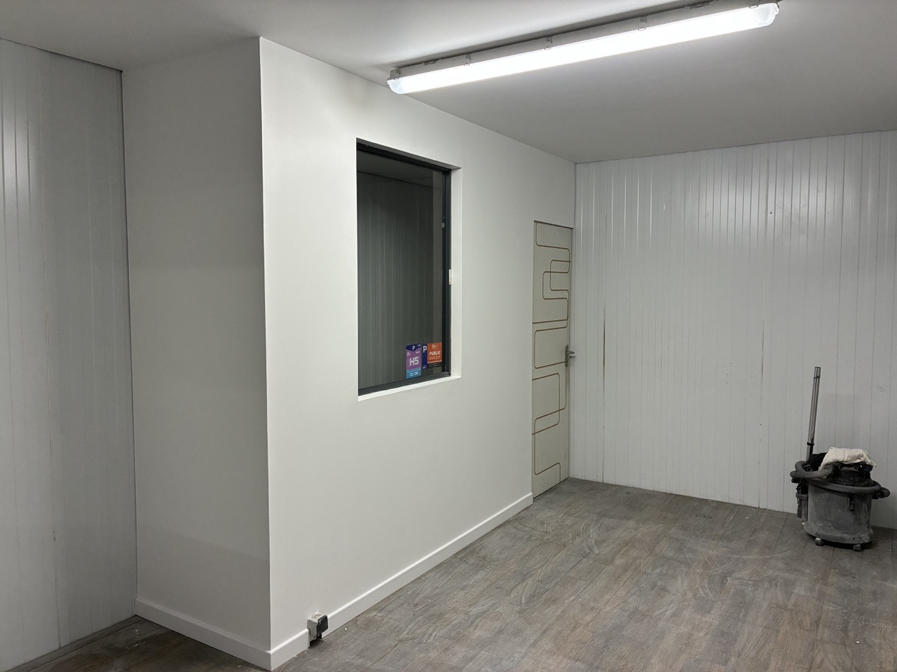 Après : Cloisonnement et peinture — Local professionnel