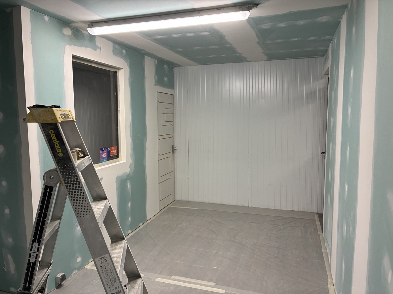 Avant : Cloisonnement et peinture — Local professionnel